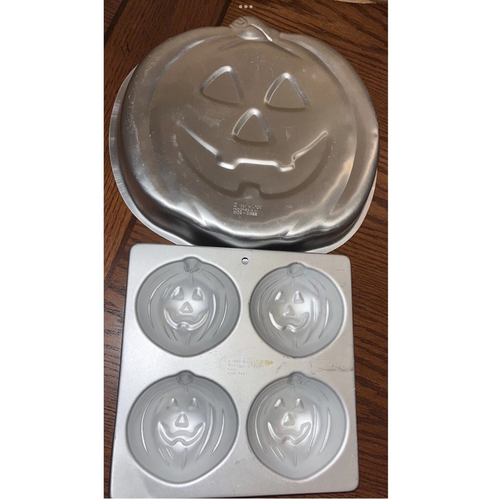 Wilton Pumpkin Cake Pan and Treat Pan set of 2 - Picture 12 of 12